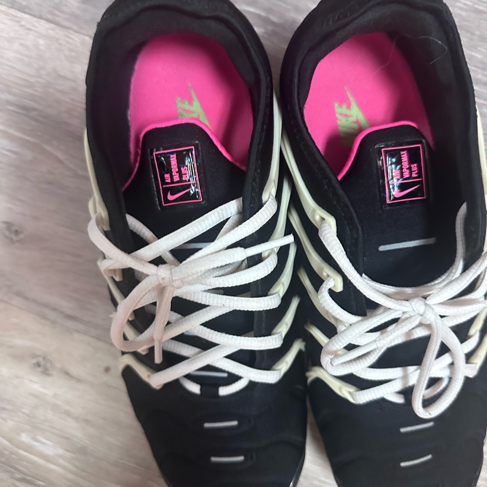 Nike Mens Black and Pink Vapormax Sneakers